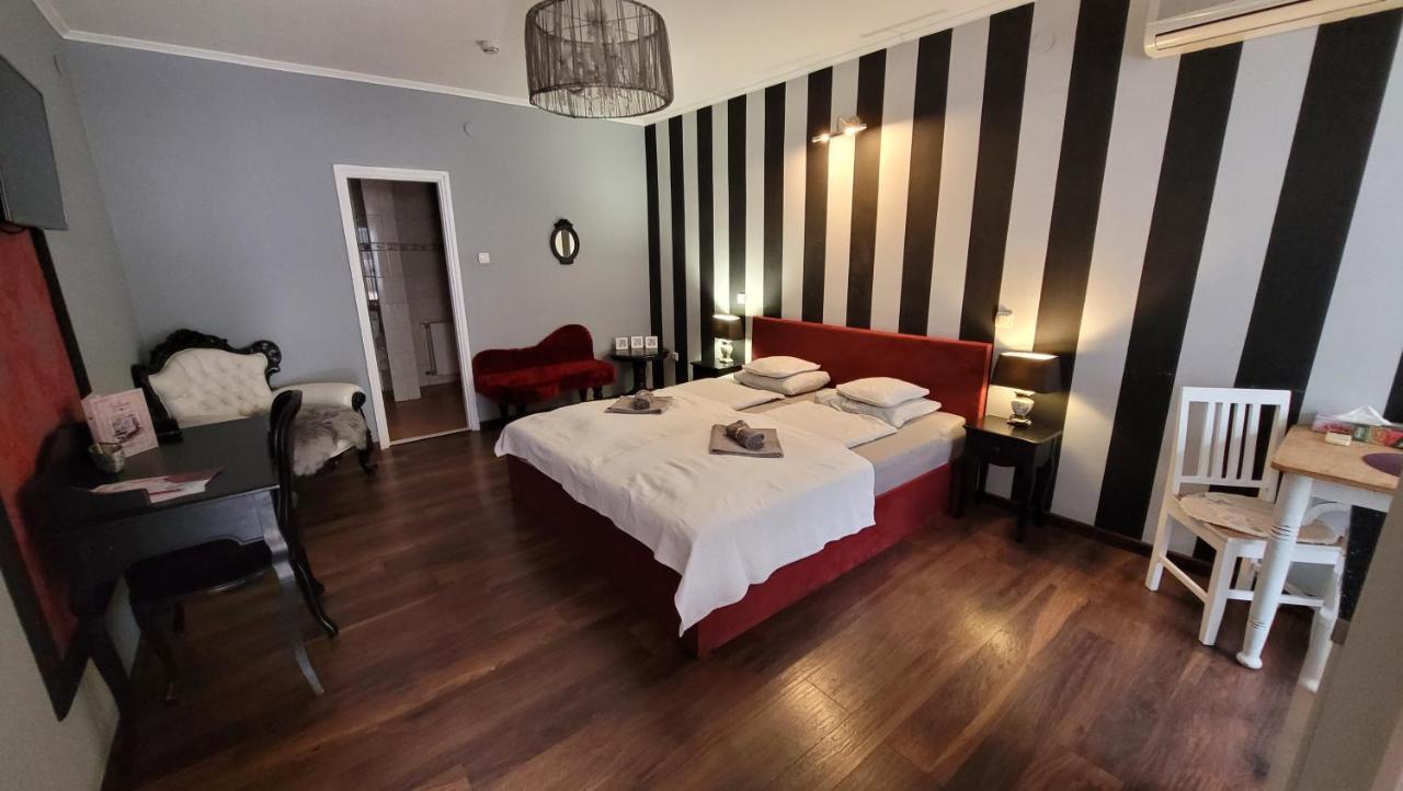 Guest House Romantika Panzio Gyula Εξωτερικό φωτογραφία