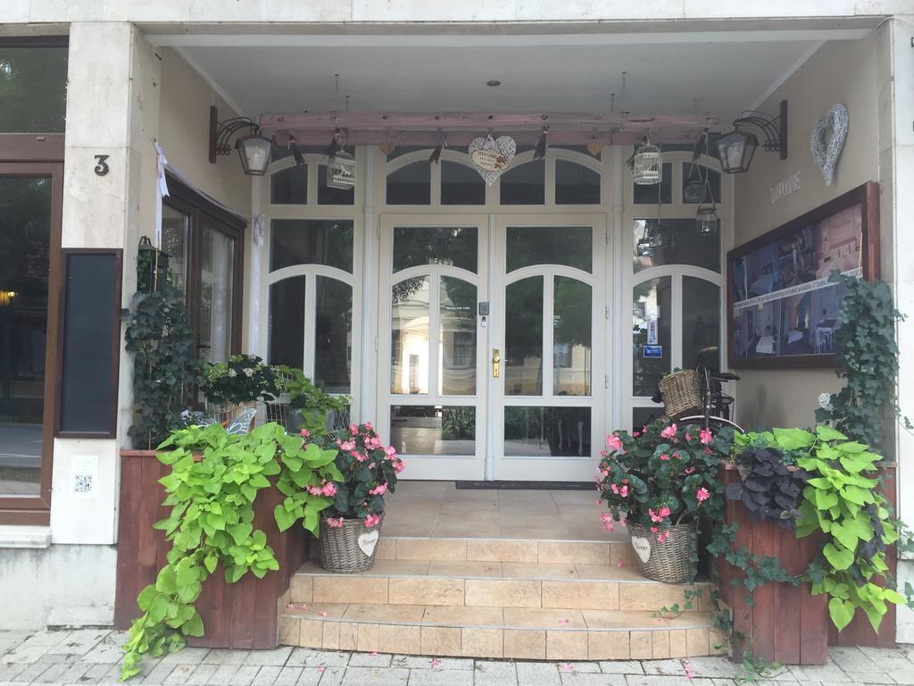 Guest House Romantika Panzio Gyula Εξωτερικό φωτογραφία