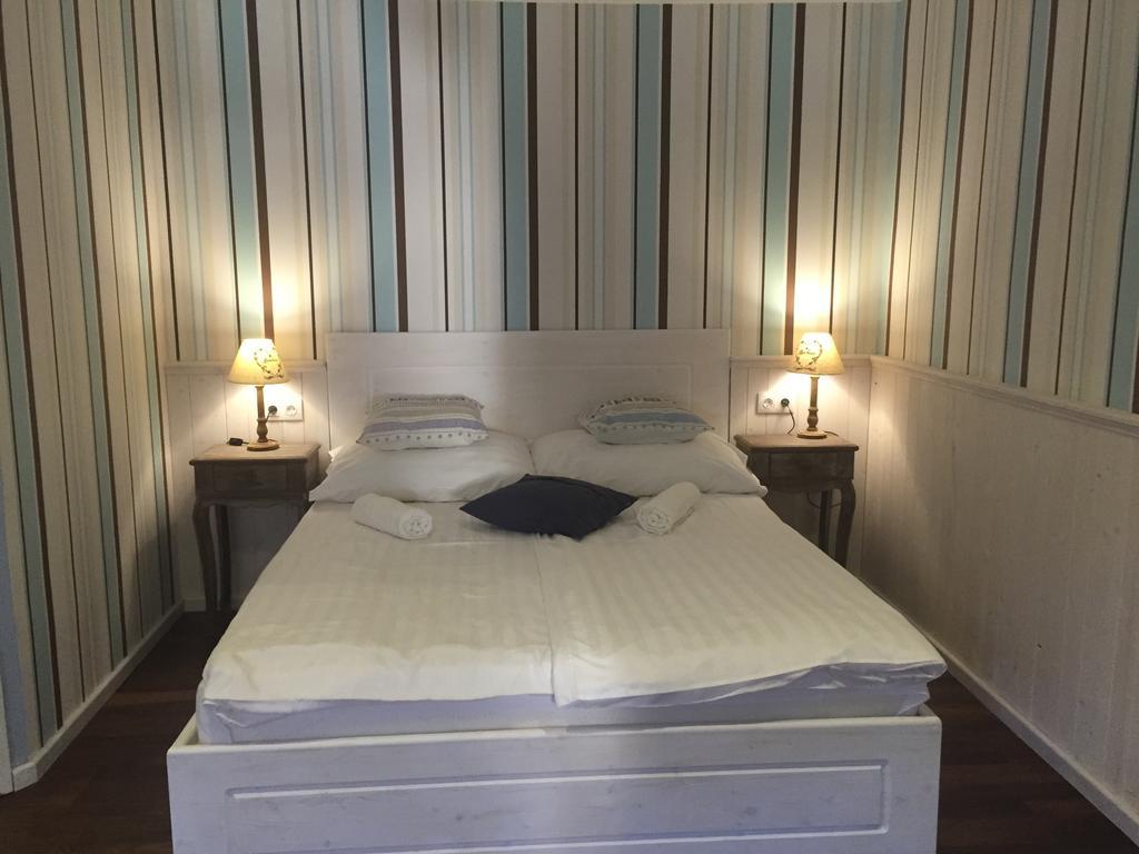 Guest House Romantika Panzio Gyula Εξωτερικό φωτογραφία