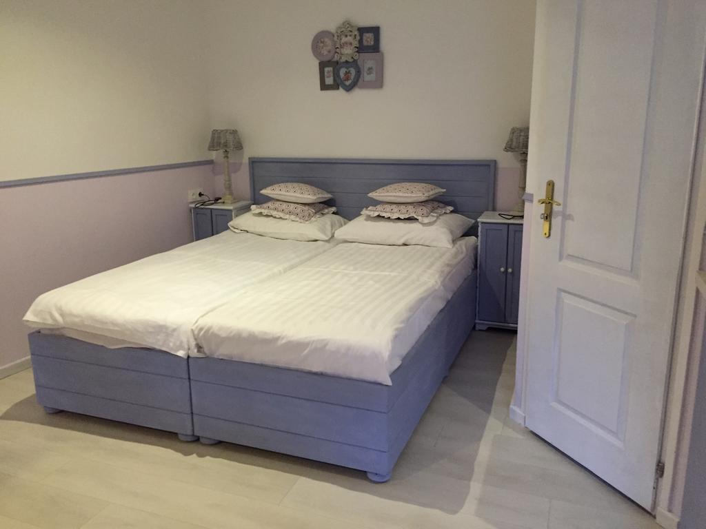 Guest House Romantika Panzio Gyula Δωμάτιο φωτογραφία