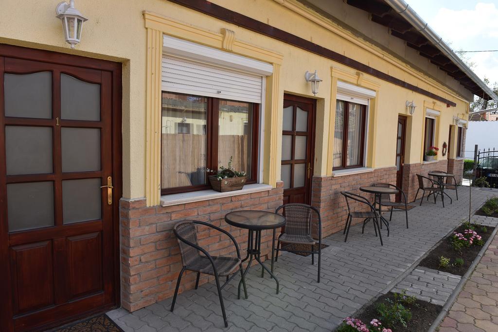 Guest House Romantika Panzio Gyula Εξωτερικό φωτογραφία