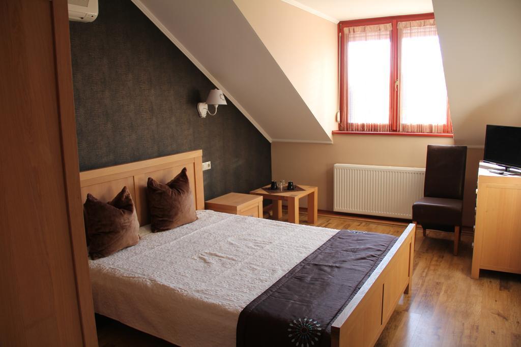 Guest House Romantika Panzio Gyula Εξωτερικό φωτογραφία
