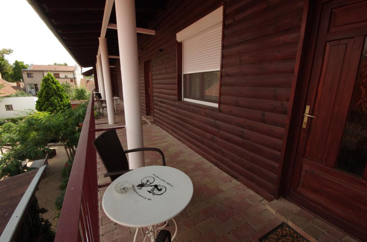Guest House Romantika Panzio Gyula Εξωτερικό φωτογραφία